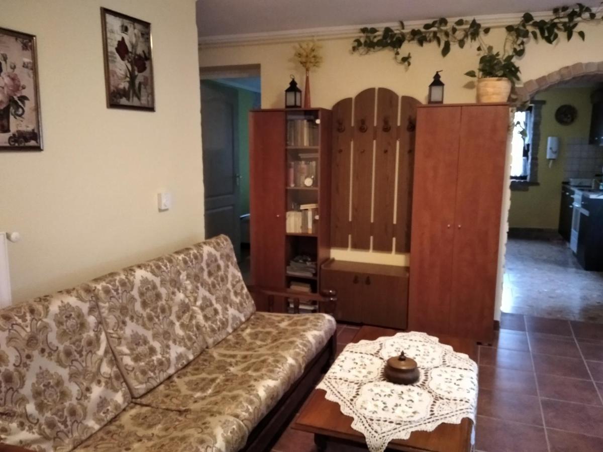 Moezsi Apartman Tolna Eksteriør billede